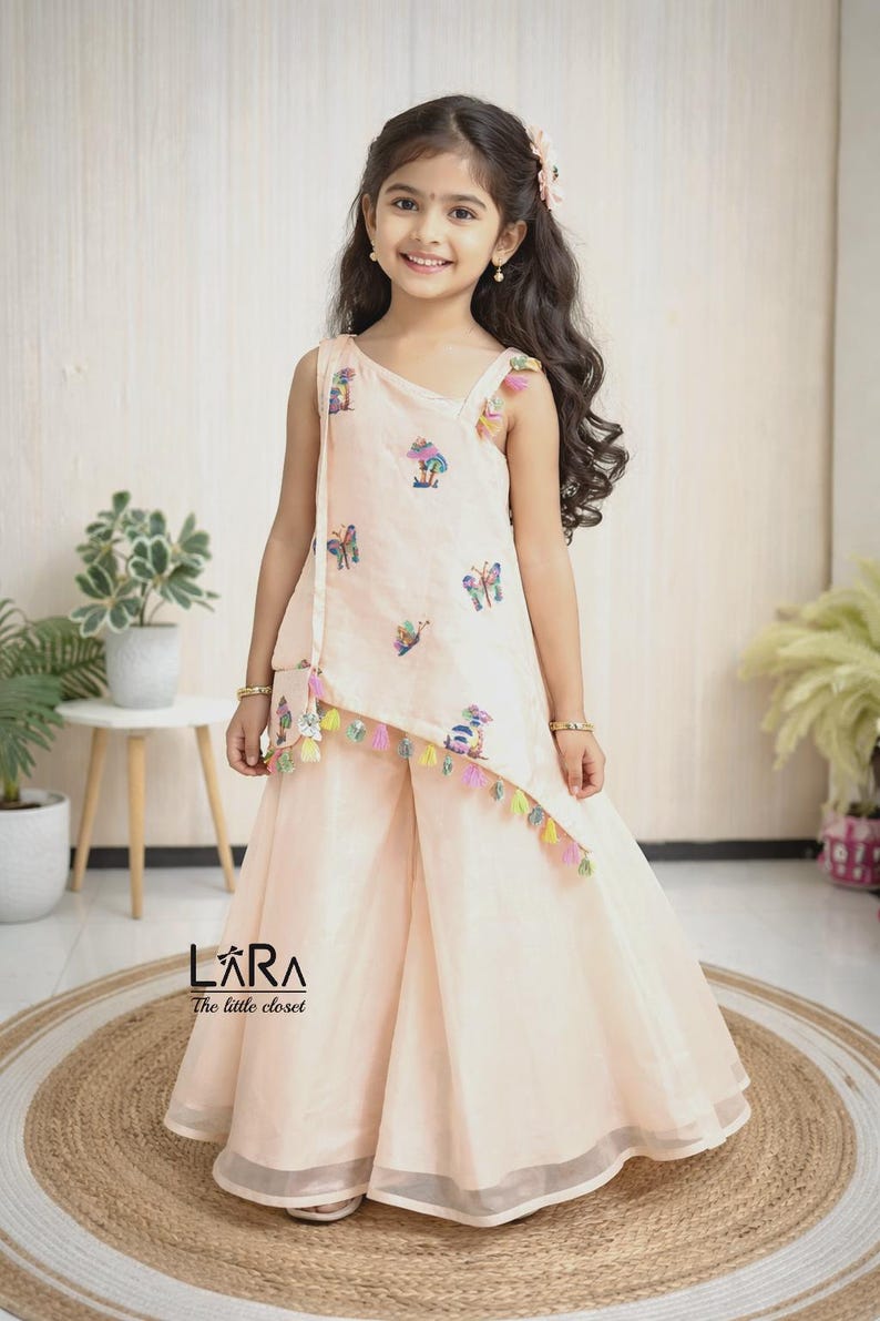 Perzikkleurige Kurti Palazzo-set voor kinderen | Vlinderontwerp | Feestelijke Indiase kleding | Indiase babykurti-sets | palazzoset voor meisjes | Trouwkleding voor kinderen afbeelding 1
