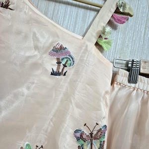 Perzikkleurige Kurti Palazzo-set voor kinderen | Vlinderontwerp | Feestelijke Indiase kleding | Indiase babykurti-sets | palazzoset voor meisjes | Trouwkleding voor kinderen afbeelding 6