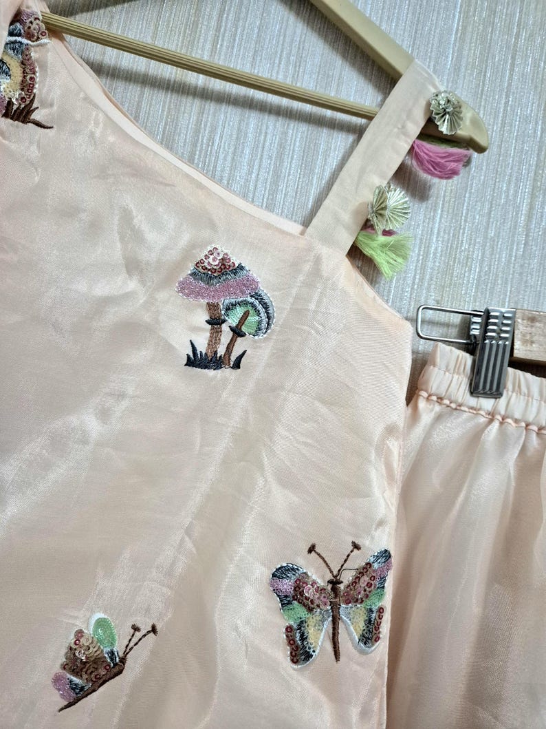 Perzikkleurige Kurti Palazzo-set voor kinderen | Vlinderontwerp | Feestelijke Indiase kleding | Indiase babykurti-sets | palazzoset voor meisjes | Trouwkleding voor kinderen afbeelding 6