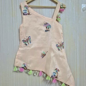 Perzikkleurige Kurti Palazzo-set voor kinderen | Vlinderontwerp | Feestelijke Indiase kleding | Indiase babykurti-sets | palazzoset voor meisjes | Trouwkleding voor kinderen afbeelding 3