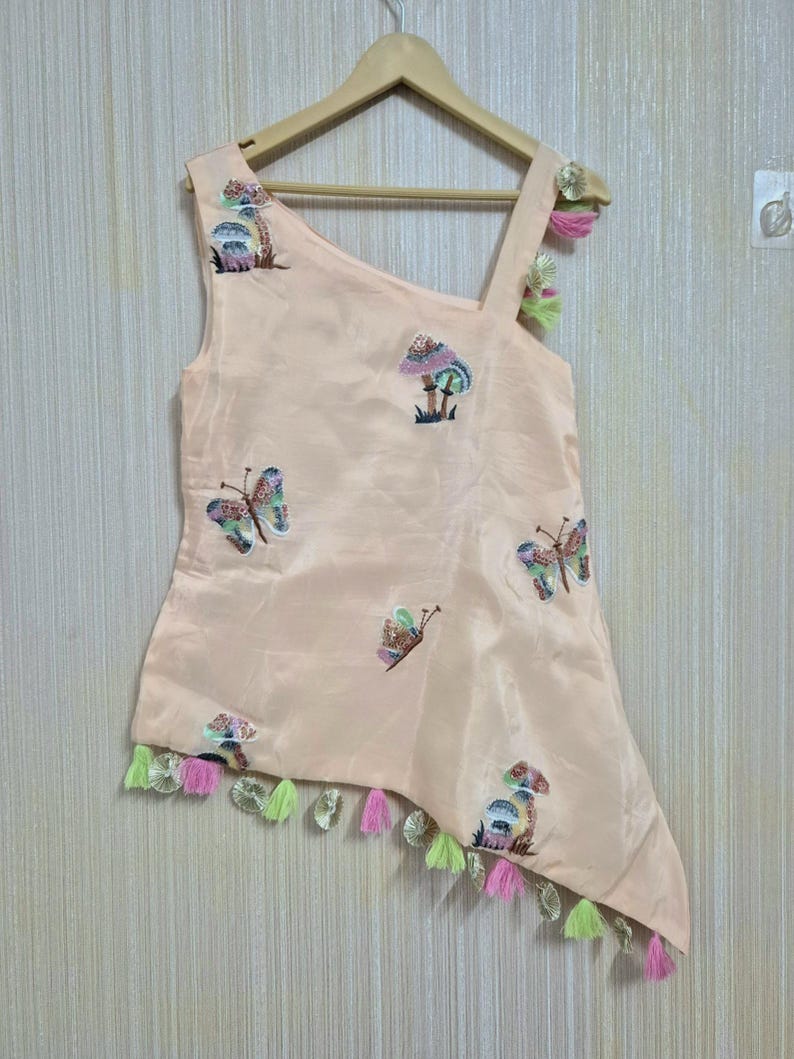 Perzikkleurige Kurti Palazzo-set voor kinderen | Vlinderontwerp | Feestelijke Indiase kleding | Indiase babykurti-sets | palazzoset voor meisjes | Trouwkleding voor kinderen afbeelding 3