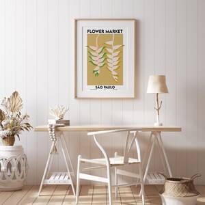 K&ouml;nnte beinhalten: Ein minimalistisches Poster mit einer stilisierten Illustration einer Blume in Rosa, Gr&uuml;n und Wei&szlig; auf gelbem Hintergrund. Das Poster tr&auml;gt den Text "FLOWER MARKET" und "S&Atilde;O PAULO" in Schwarz.