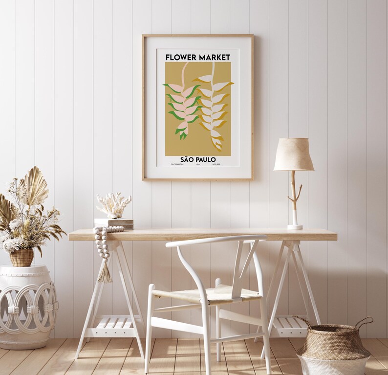 K&ouml;nnte beinhalten: Ein minimalistisches Poster mit einer stilisierten Illustration einer Blume in Rosa, Gr&uuml;n und Wei&szlig; auf gelbem Hintergrund. Das Poster tr&auml;gt den Text "FLOWER MARKET" und "S&Atilde;O PAULO" in Schwarz.