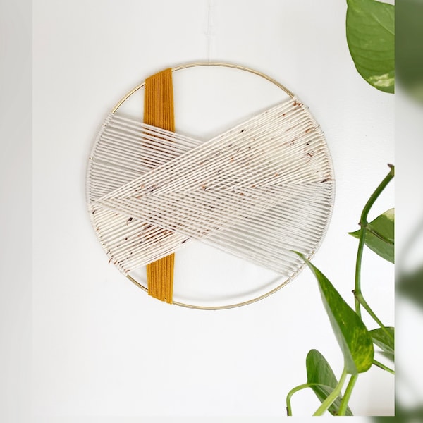 Colgante de pared de hilo cruzado de color amarillo mostaza / Decoración de pared con aro / Colgante de pared de macramé / Regalo de decoración boho