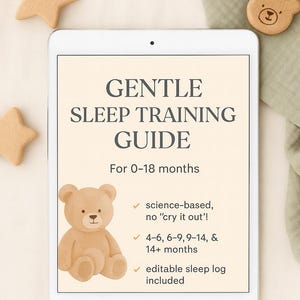 Op de afbeelding: Een digitale tablet toont een "Zachte Slaaptraining Gids" voor baby's van 0-18 maanden. De gids belooft wetenschappelijk onderbouwde methoden, geen "cry it out", en behandelt de leeftijden 4-6, 6-9, 9-14 en 14+ maanden. Houten speelgoed in de vorm van sterren en beren.