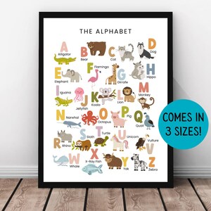 Peut inclure: Affiche de l'alphabet encadrée avec des illustrations d'animaux colorés pour chaque lettre. Le texte "THE ALPHABET" est en haut et "COMES IN 3 SIZES!" dans un cercle bleu. Idéal pour l'apprentissage.