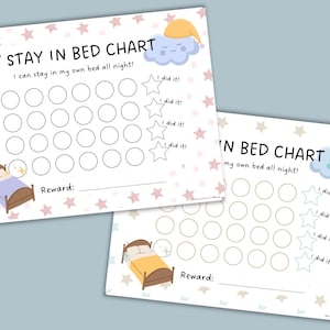 Może przedstawiać: Dwa arkusze do wydruku "My Stay in Bed Chart". Wykresy mają kółka do śledzenia, naklejki w kształcie gwiazd i miejsce na nagrodę. Tekst brzmi "My Stay in Bed Chart" i "I can stay in my own bed all night!" z ilustracjami łóżka i chmury.