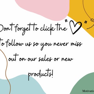 Puede incluir: Un fondo blanco con formas abstractas de colores y un mensaje escrito a mano que dice "No olvides hacer clic en el "coraz&oacute;n" para seguirnos y no perderte nuestras ofertas o nuevos productos!"  Motivation for Mom est&aacute; escrito en la parte inferior de la imagen.