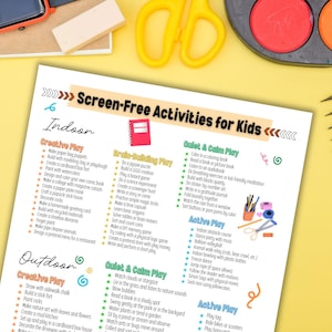 Op de afbeelding: Een kleurrijk blad met de titel "Schermvrije activiteiten voor kinderen" met lijsten van binnen- en buitenactiviteiten. Het blad is omgeven door schoolspullen zoals potloden, scharen en verf. De tekst is in zwart en blauw.