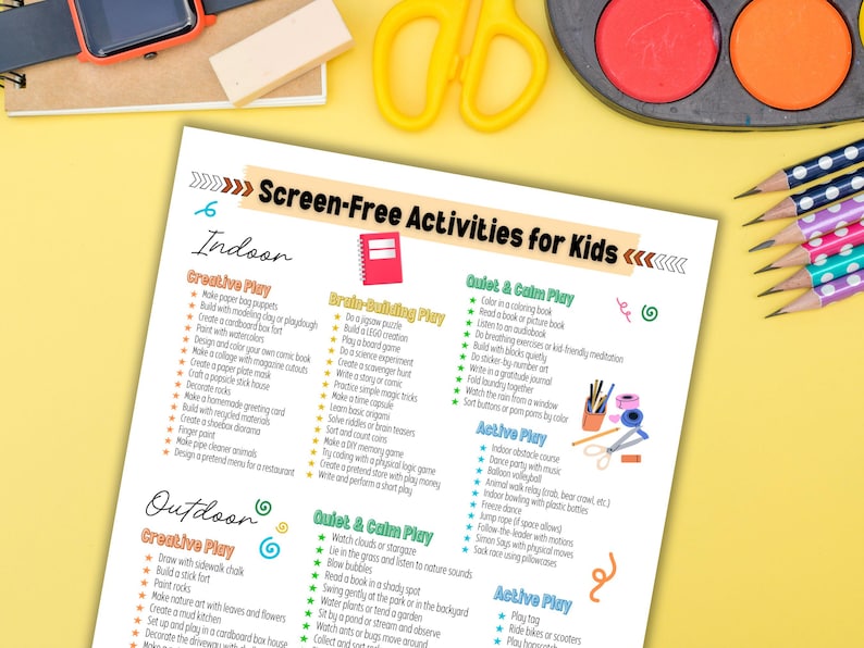 Op de afbeelding: Een kleurrijk blad met de titel "Schermvrije activiteiten voor kinderen" met lijsten van binnen- en buitenactiviteiten. Het blad is omgeven door schoolspullen zoals potloden, scharen en verf. De tekst is in zwart en blauw.