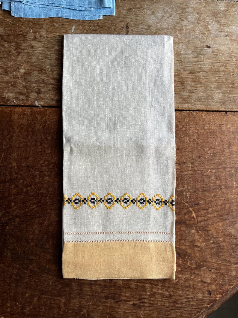 Lot of 12 Vintage 1950s Embroidered Linen Hand Tea Towels