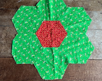 Vintage 1970er Jahre Große Hexagon Tiny Floral Quilt Blocks Grün Rot