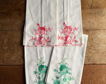 Lot of 4 Vintage Floral Applique Hand Towels