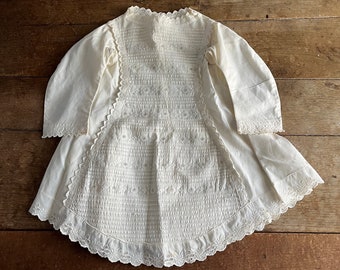 Vestido de muñeca eduardiano antiguo con pliegues blancos y ojales de algodón
