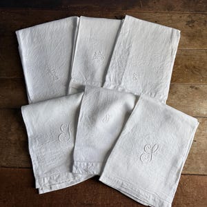 Puede incluir: Un letrero de madera rústica con el texto "Welcome to our home" en letras blancas. El letrero presenta un acabado envejecido y un diseño simple y acogedor, ideal para la decoración de la entrada.