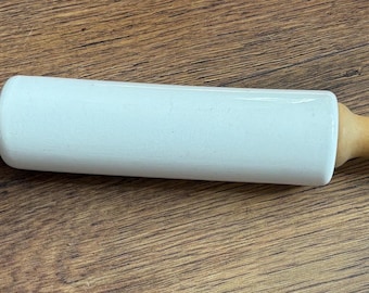 Rodillo de amasar de mediados de siglo, década de 1950. Decoración vintage de cerámica para hornear en la cocina.