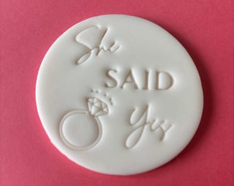 Adorno comestible para cupcakes de fondant "Ella dijo sí": detalle del anillo de compromiso