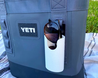 Accesorio de soporte para anteojos de sol compatible con refrigeradores Soft Yeti y mochilas con correas - Mantiene sus anteojos de sol en su lugar - ¡Hecho en EE. UU.!