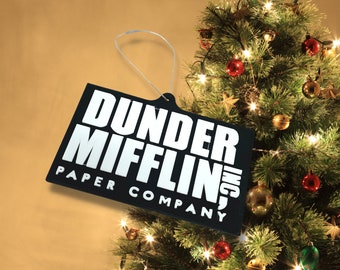 Ornamento de férias Dunder Mifflin – Fãs do escritório – Decoração de árvore de Natal – Letras 3D em relevo fornecem aparência e sensação premium