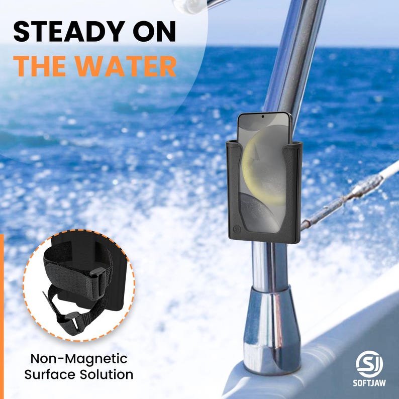 K&ouml;nnte beinhalten: Schwarzer Telefonhalter an der Reling eines Bootes, mit einem Telefon darin. Der Text "STEADY ON THE WATER" steht oben, und "Non-Magnetic Surface Solution" unten. Das Softjaw-Logo befindet sich unten rechts.