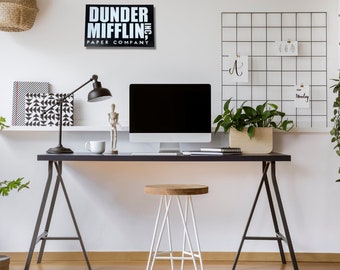 Dunder Mifflin Wandkunst - Perfekt für Fans des Büros - Hartplastik Wandbehang - Erhabener 3D Schriftzug sorgt für Premium Look & Feel