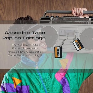 Puede incluir: Un par de pendientes con forma de cinta de cassette. Los pendientes son plateados con un dise&ntilde;o de cinta de cassette negra y naranja. Los pendientes cuelgan de la oreja de una persona que sostiene un reproductor de casetes vintage.