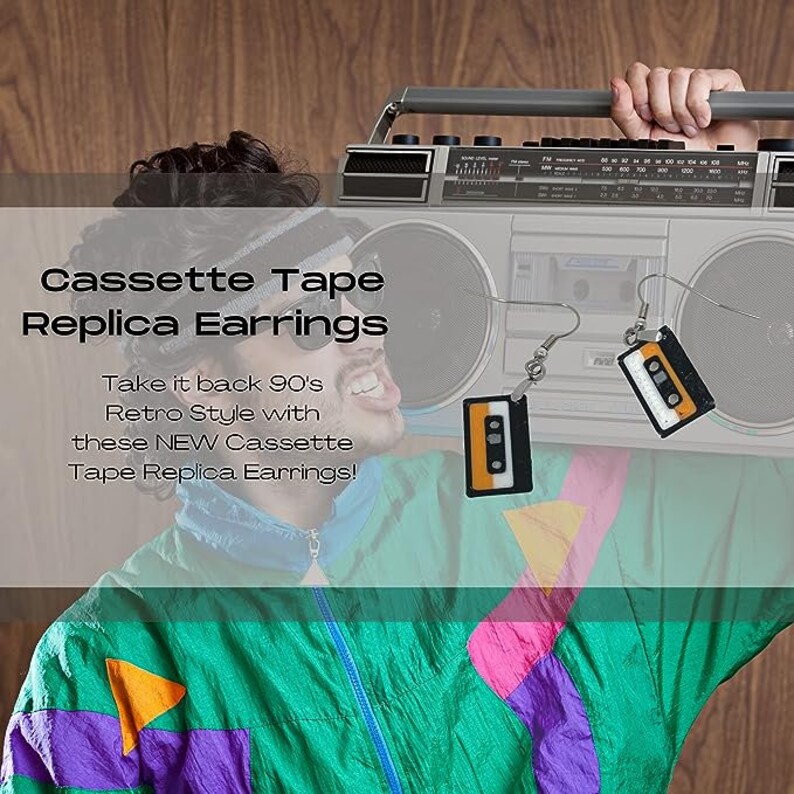 Puede incluir: Un par de pendientes con forma de cinta de cassette. Los pendientes son plateados con un dise&ntilde;o de cinta de cassette negra y naranja. Los pendientes cuelgan de la oreja de una persona que sostiene un reproductor de casetes vintage.