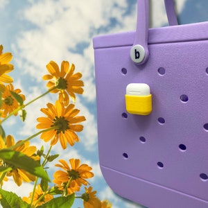 BOGLETS - Bogg Bag AirPod Case Holder Charm Accessoire - Protégez et organisez avec style vos AirPods dans votre sac Bogg - Plusieurs options de couleurs!