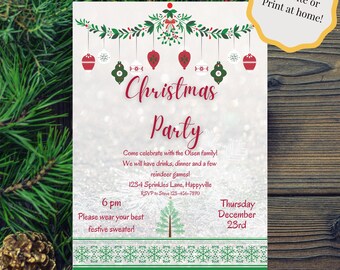 Könnte beinhalten: Eine Weihnachtsfeier-Einladung mit einem festlichen grün-roten Design. Die Einladung zeigt eine Girlande aus Stechpalme und Kugeln, einen Weihnachtsbaum und Schneeflocken. Der Text lautet "Weihnachtsfeier" und enthält Details zur Veranstaltung, einschließlich Datum, Uhrzeit, Ort und RSVP-Informationen.