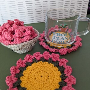 Juego de posavasos de flores en maceta de ganchillo