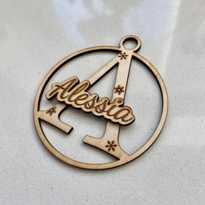 Decoración navideña bola de madera de 10 cm personalizada con letra inicial y nombre - regalo personalizado - Navidad - Regalo de Navidad