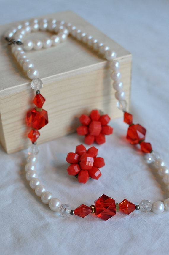 Modernist Necklace | Cream Lucite, Faux Pearl & R… - image 3