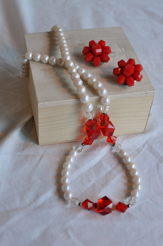 Modernist Necklace | Cream Lucite, Faux Pearl & R… - image 5