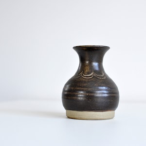 Vase Sgraffite Bud Simple Marron Foncé par Jane Mullarkey chez Dersingham Pottery
