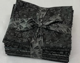 Paquete de 10 retales de tela Fat Quarter con estampados de vaquera en negro tono sobre tono.