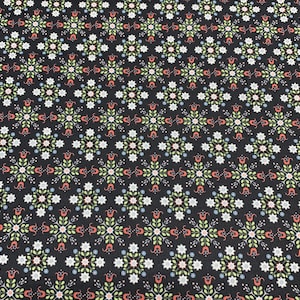 Könnte beinhalten: Schwarzer Stoff mit einem sich wiederholenden Muster aus weißen Blüten, grünen Blättern und roten Tulpen. Das Muster ist ein traditionelles Volksdesign.