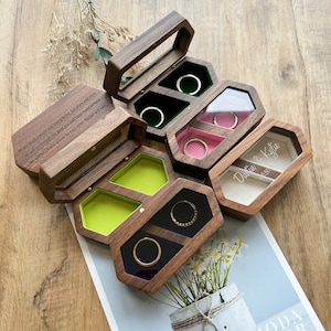 Pode incluir: Três caixas de madeira para anéis com interiores de veludo de diferentes cores. As caixas são gravadas com o texto "We will build a warm and loving home, full of joy and smile. We will go through the good and bad times hand in hand. We will be a house of love for each other, forever and ever." e "Dustin & Kyle 8.5.20".