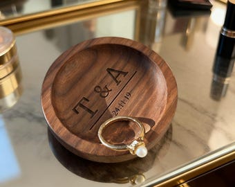 Porte-bagues personnalisé en bois de noyer : cadeau de fiançailles de mariage et d'anniversaire de mariage