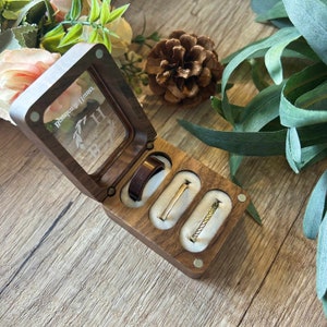 結婚式用のパーソナライズされたトリプルスロット木製リングボックス、カスタム3スロット結婚指輪ボックス、リングベアラーボックス、記念日のギフト