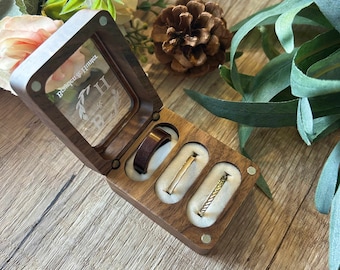 Caja de madera personalizada con tres ranuras para anillos de boda, ideal como regalo de aniversario.