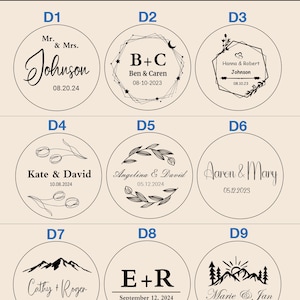 K&ouml;nnte beinhalten: Neun verschiedene Gravur-Optionen f&uuml;r eine Ringbox. Jede Option bietet ein anderes Design und einen anderen Text, einschlie&szlig;lich Namen, Daten und Symbole. Die Designs umfassen einen Blumengirlanden, eine Bergkette, eine Sonne und einen Mond sowie ein Herz.