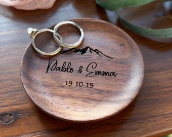 Prato de anel de madeira de nogueira personalizado: presente de casamento gravado