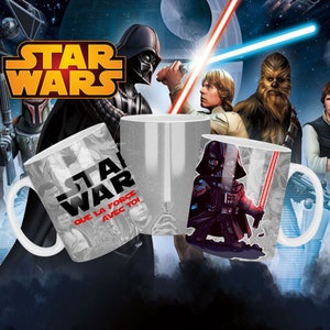 Könnte beinhalten: Drei weiße Keramikbecher mit Star Wars-Motiven. Ein Becher zeigt Darth Vader, ein anderer hat ein Star Wars-Logo mit dem Text "Que la Force avec toi" und der dritte Becher hat eine Collage von Star Wars-Charakteren.