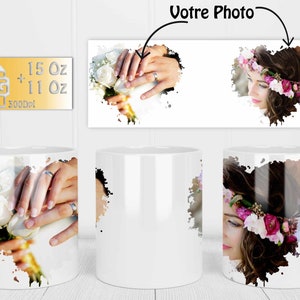 Peut inclure: Deux tasses en céramique blanche avec un motif représentant les mains d'un couple de mariés tenant un bouquet de roses blanches et un gros plan du visage de la mariée avec une couronne florale. Le motif est de style peinture éclaboussée blanche. Le texte "Votre Photo" est visible au-dessus des tasses.