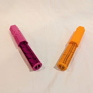 Hier, um die Meeple-Halter der Erweiterung zu erlegen