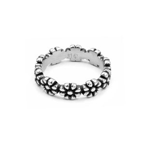 Massive ring with intertwined flowers