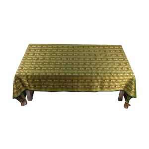 Könnte beinhalten: Eine grün-goldene Tischdecke mit geometrischem Muster. Die Tischdecke ist über einen Tisch mit einem Holzrahmen gelegt.