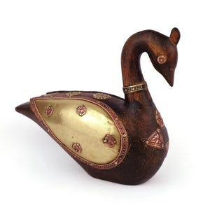 Antiek eendbeeldje, houten eendstandbeeld met koperen en messing decoratie, handgemaakte eendsculptuur