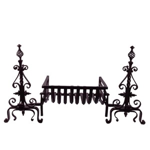 Puede incluir: Rejilla de chimenea de metal negro ornamentada con volutas y pináculos decorativos. La rejilla de la chimenea tiene una cesta rectangular para sujetar los troncos y dos soportes decorativos altos a cada lado.