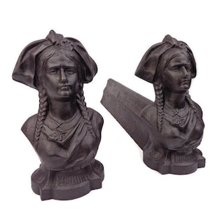 Peut inclure: Une paire de chenets en fonte de fer en forme de buste de femme. Les chenets sont peints d'une couleur brun foncé et présentent une femme avec une coiffure tressée et une coiffe.